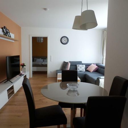 Spacious, Modern 1-Bdrm Apt Near Vic & Austria Ctr Appartement Wenen Buitenkant foto