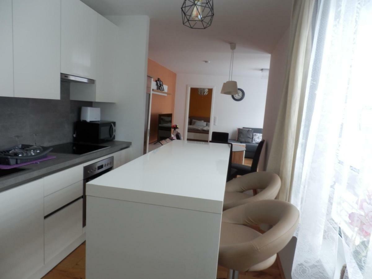 Spacious, Modern 1-Bdrm Apt Near Vic & Austria Ctr Appartement Wenen Buitenkant foto