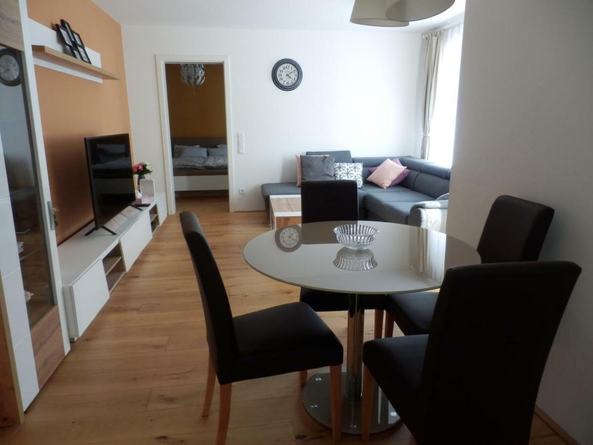Spacious, Modern 1-Bdrm Apt Near Vic & Austria Ctr Appartement Wenen Buitenkant foto