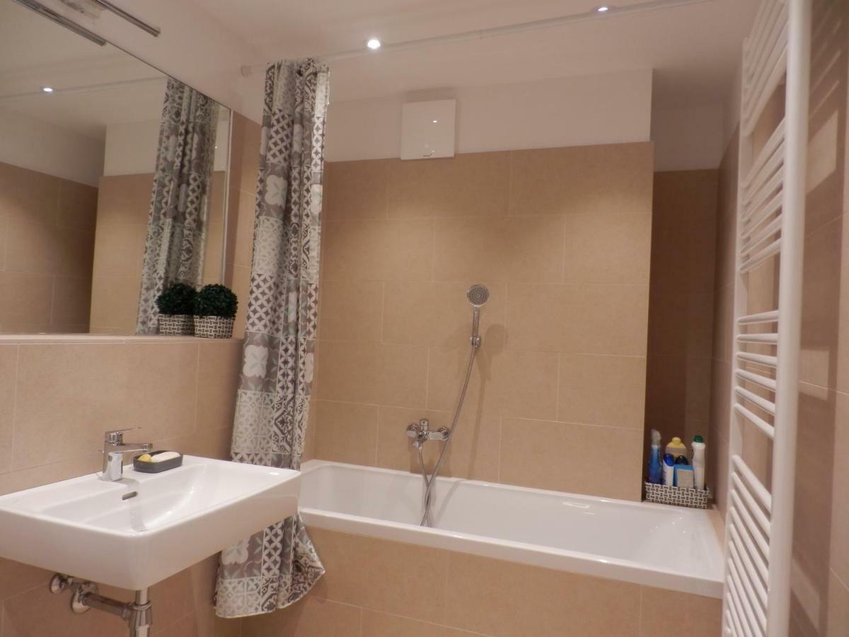 Spacious, Modern 1-Bdrm Apt Near Vic & Austria Ctr Appartement Wenen Buitenkant foto