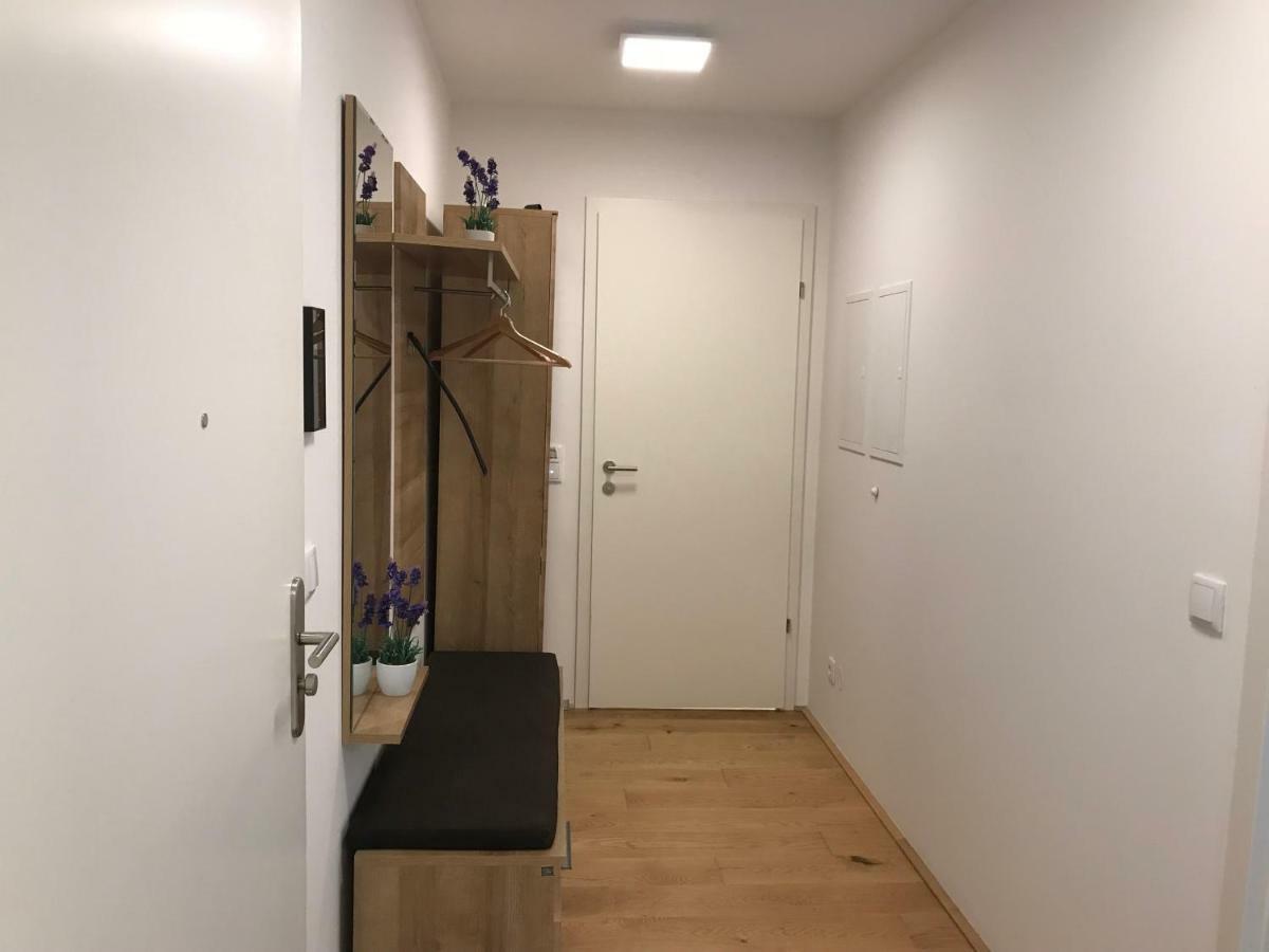 Spacious, Modern 1-Bdrm Apt Near Vic & Austria Ctr Appartement Wenen Buitenkant foto