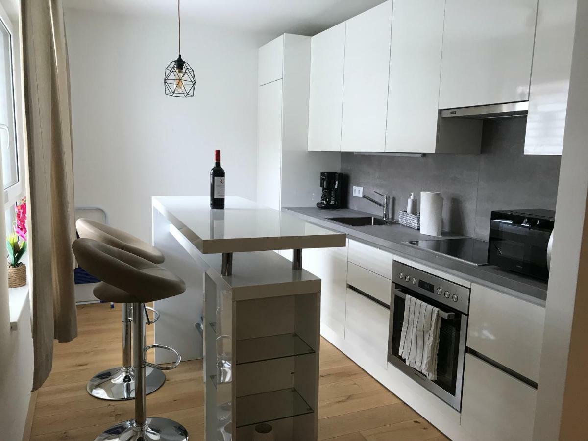 Spacious, Modern 1-Bdrm Apt Near Vic & Austria Ctr Appartement Wenen Buitenkant foto