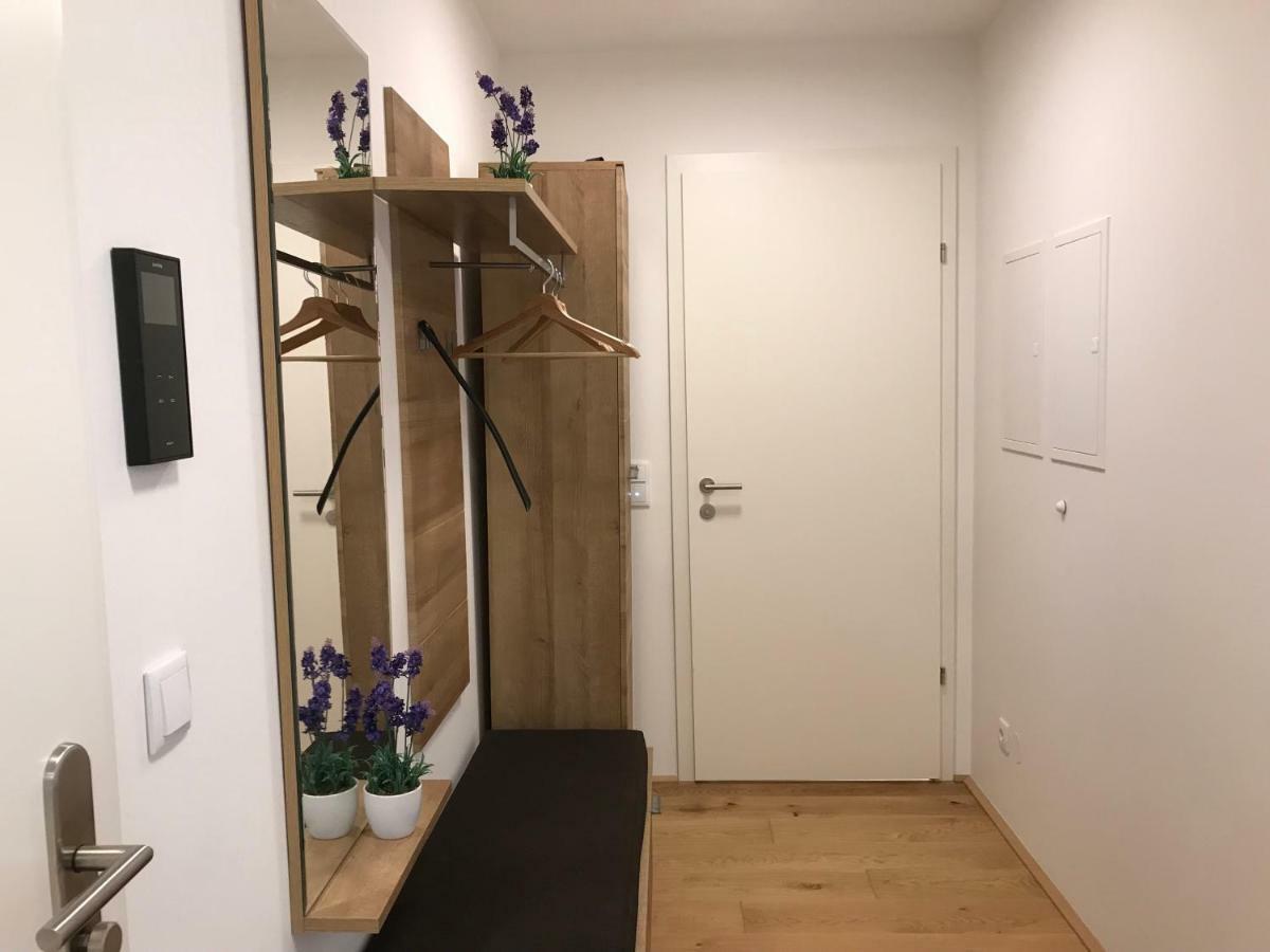 Spacious, Modern 1-Bdrm Apt Near Vic & Austria Ctr Appartement Wenen Buitenkant foto