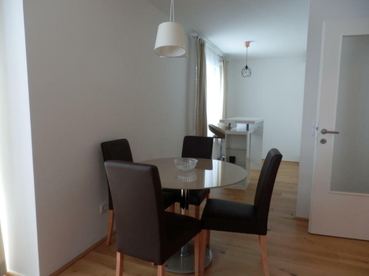 Spacious, Modern 1-Bdrm Apt Near Vic & Austria Ctr Appartement Wenen Buitenkant foto