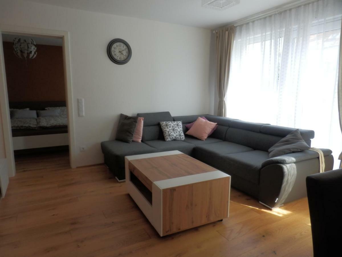 Spacious, Modern 1-Bdrm Apt Near Vic & Austria Ctr Appartement Wenen Buitenkant foto