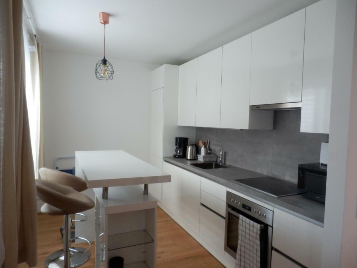 Spacious, Modern 1-Bdrm Apt Near Vic & Austria Ctr Appartement Wenen Buitenkant foto
