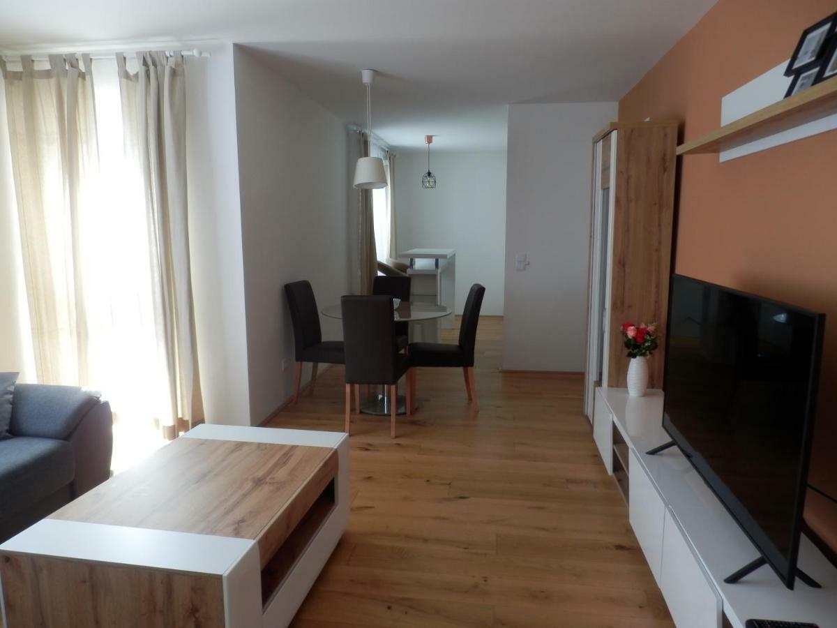 Spacious, Modern 1-Bdrm Apt Near Vic & Austria Ctr Appartement Wenen Buitenkant foto