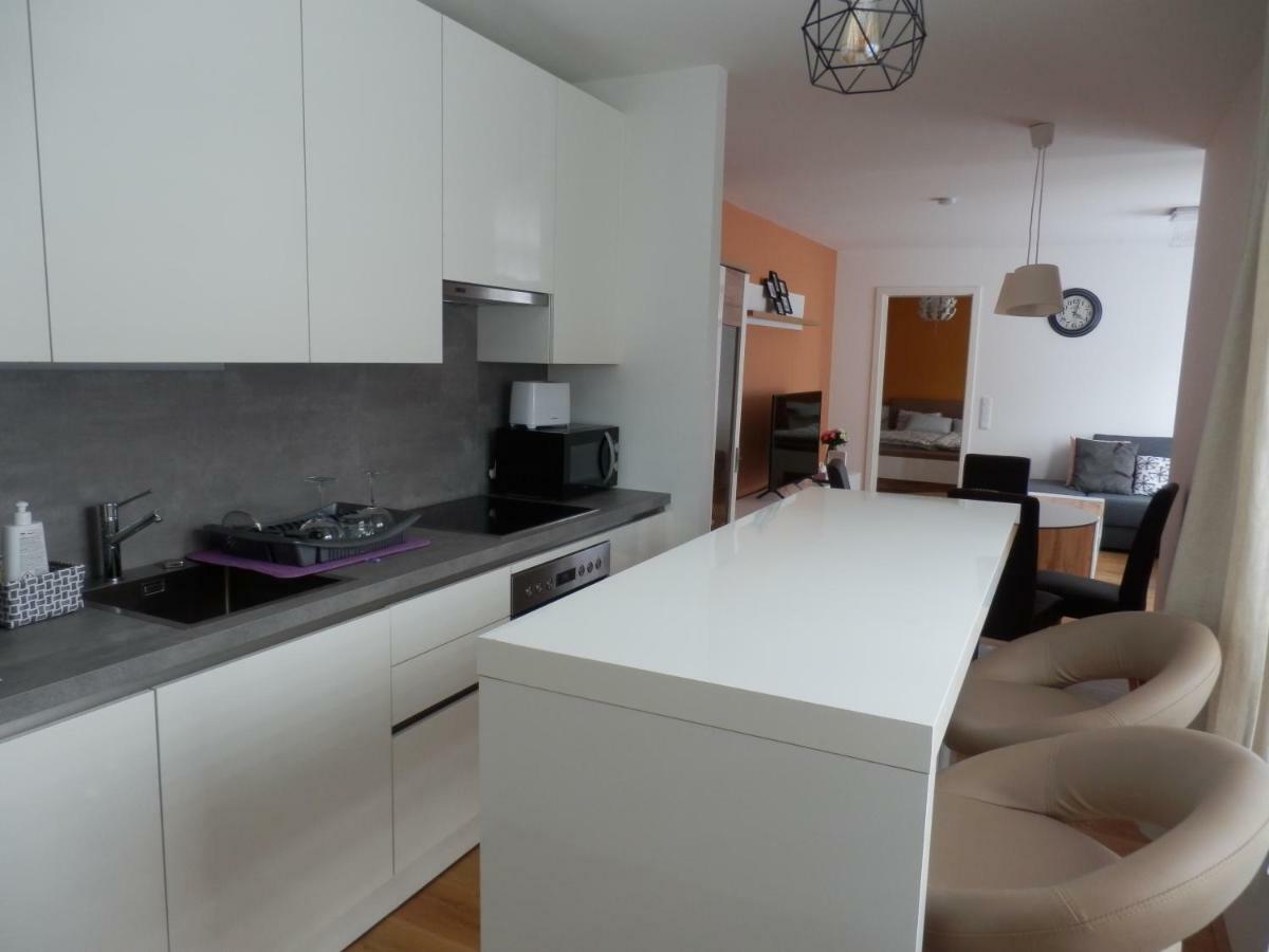 Spacious, Modern 1-Bdrm Apt Near Vic & Austria Ctr Appartement Wenen Buitenkant foto
