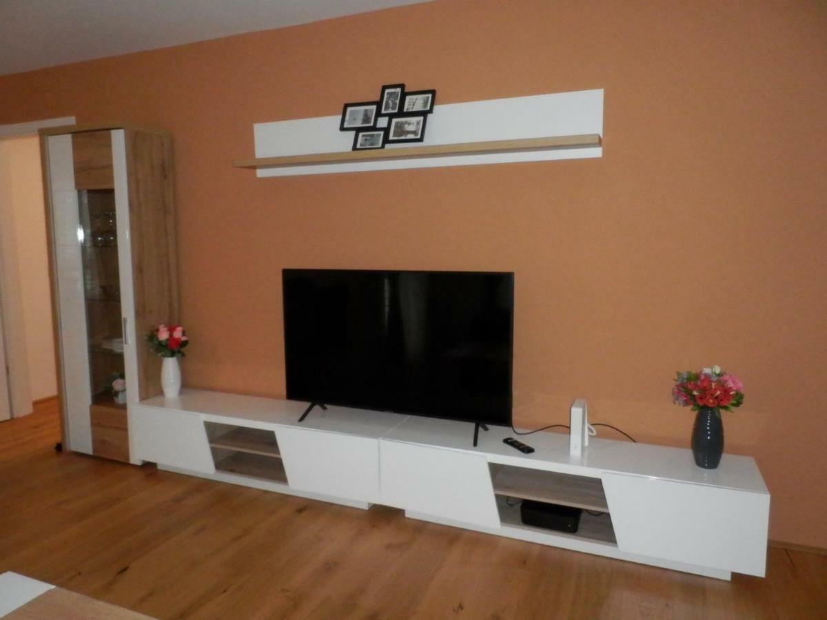 Spacious, Modern 1-Bdrm Apt Near Vic & Austria Ctr Appartement Wenen Buitenkant foto