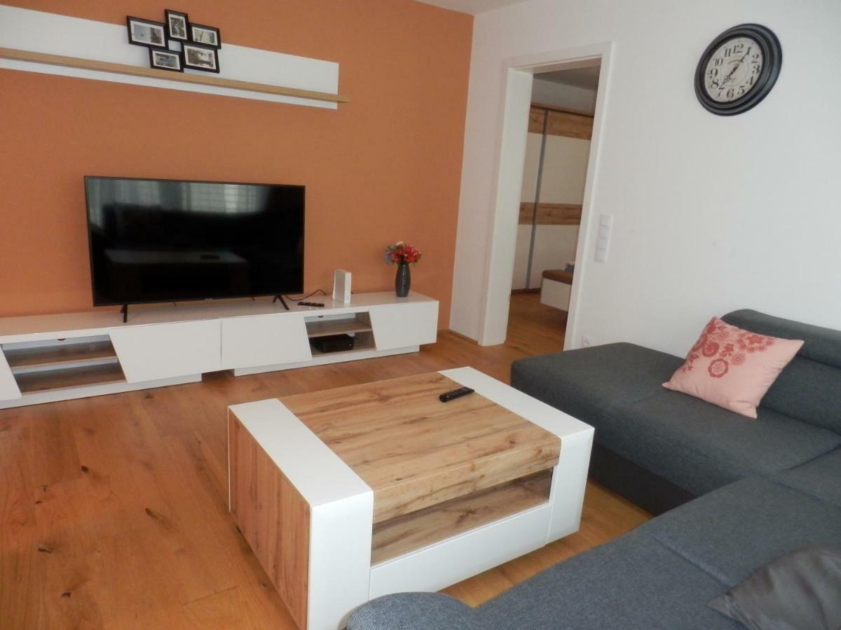 Spacious, Modern 1-Bdrm Apt Near Vic & Austria Ctr Appartement Wenen Buitenkant foto