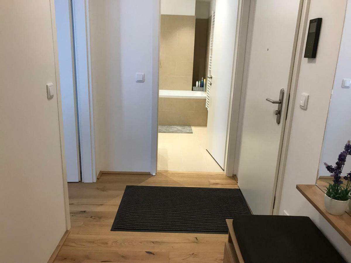 Spacious, Modern 1-Bdrm Apt Near Vic & Austria Ctr Appartement Wenen Buitenkant foto