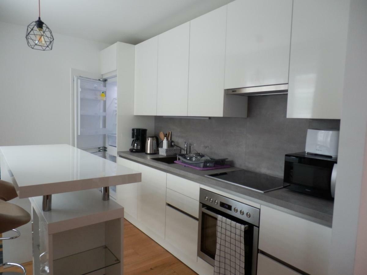Spacious, Modern 1-Bdrm Apt Near Vic & Austria Ctr Appartement Wenen Buitenkant foto