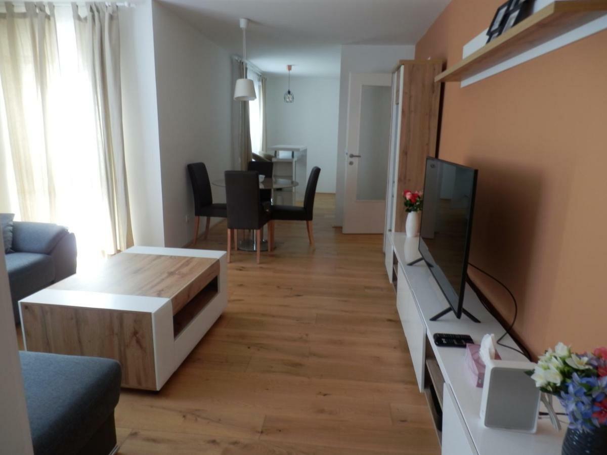 Spacious, Modern 1-Bdrm Apt Near Vic & Austria Ctr Appartement Wenen Buitenkant foto
