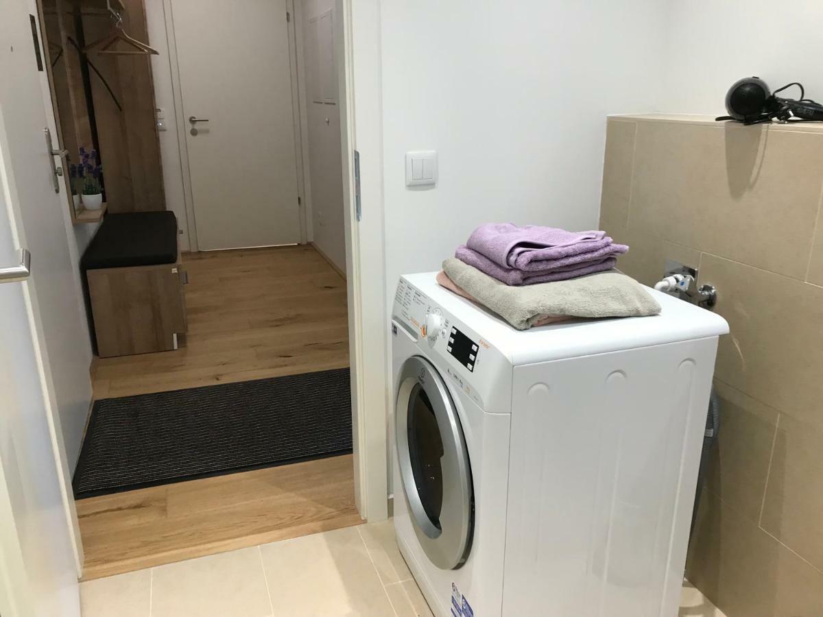 Spacious, Modern 1-Bdrm Apt Near Vic & Austria Ctr Appartement Wenen Buitenkant foto
