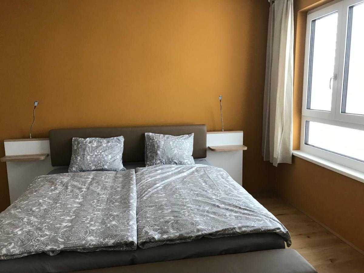 Spacious, Modern 1-Bdrm Apt Near Vic & Austria Ctr Appartement Wenen Buitenkant foto