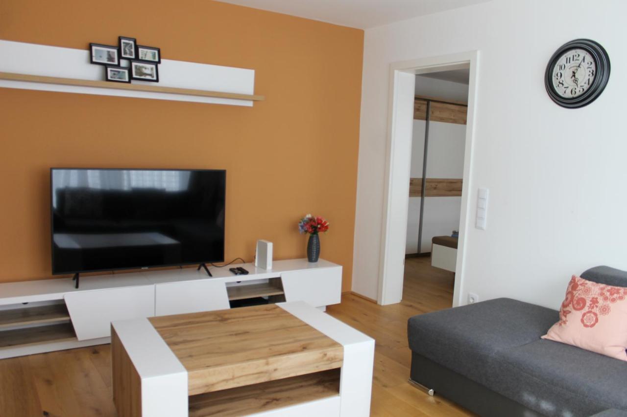 Spacious, Modern 1-Bdrm Apt Near Vic & Austria Ctr Appartement Wenen Buitenkant foto