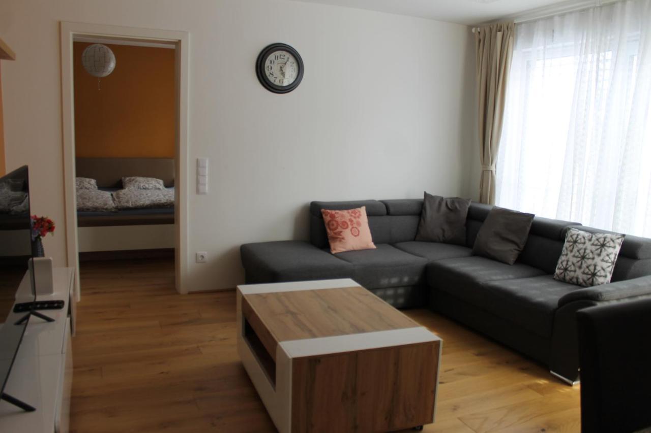 Spacious, Modern 1-Bdrm Apt Near Vic & Austria Ctr Appartement Wenen Buitenkant foto