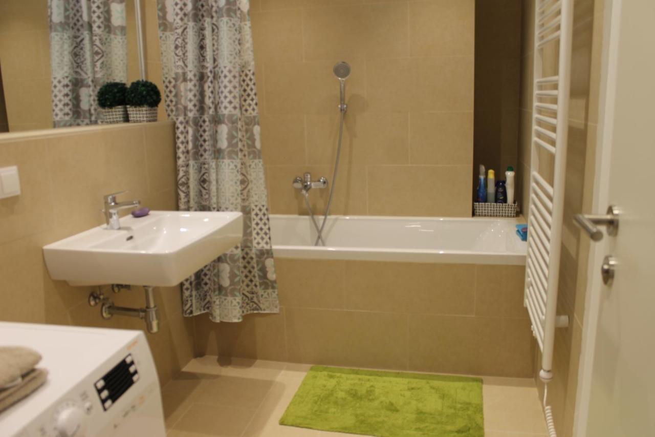 Spacious, Modern 1-Bdrm Apt Near Vic & Austria Ctr Appartement Wenen Buitenkant foto